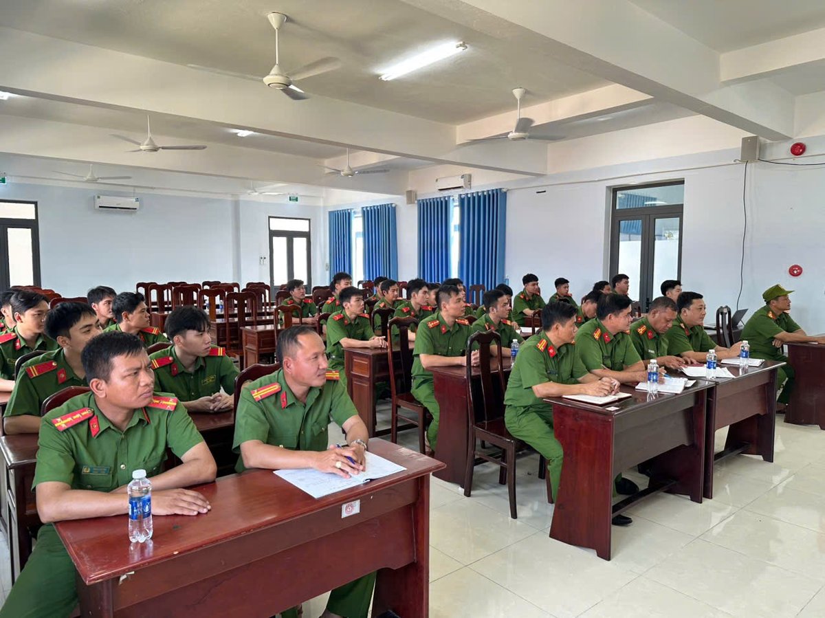 Cán bộ, đảng viên Trại tạm giam số 1 tham gia học tập Nghị quyết
