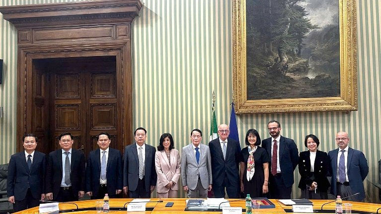 Thứ trưởng Lê Quốc Hùng và Đoàn làm việc với lãnh đạo Bộ Tư pháp Italia.