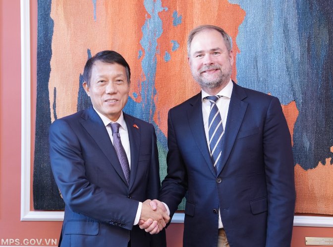 Bộ trưởng Lương Tam Quang và Bộ trưởng Bộ Tư pháp Đan Mạch Nicolai Wammen (ảnh: Trí Trung).