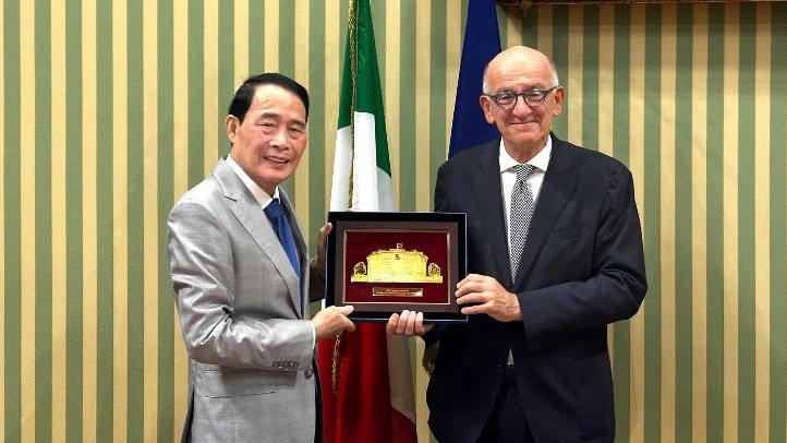 Thứ trưởng Lê Quốc Hùng trao quà lưu niệm tặng Thứ trưởng Francesco Paolo Sisto.