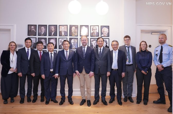 Các đại biểu chụp ảnh lưu niệm (ảnh: Trí Trung).