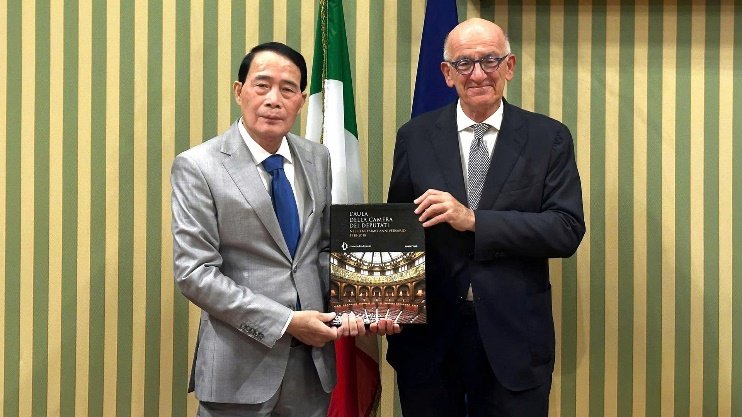 Thứ trưởng Francesco Paolo Sisto trao quà lưu niệm tặng Thứ trưởng Lê Quốc Hùng.