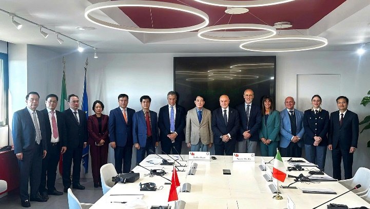 Thứ trưởng Lê Quốc Hùng làm việc với Phó Tư lệnh Cảnh sát Quốc gia Italia Raffaele Grassi.