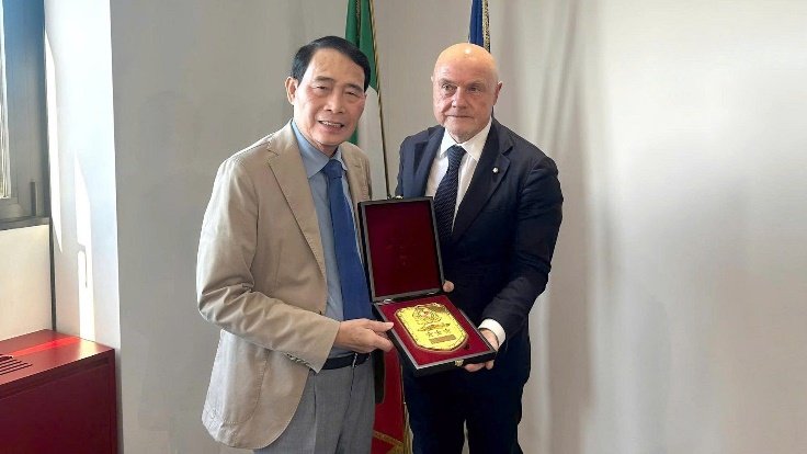 Thứ trưởng Lê Quốc Hùng trao quà lưu niệm tặng Phó Tư lệnh Raffaele Grassi.