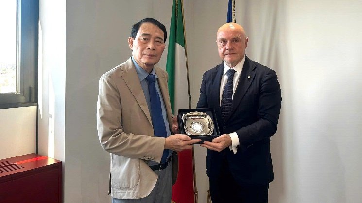 Phó Tư lệnh Raffaele Grassi trao quà lưu niệm tặng Thứ trưởng Lê Quốc Hùng.