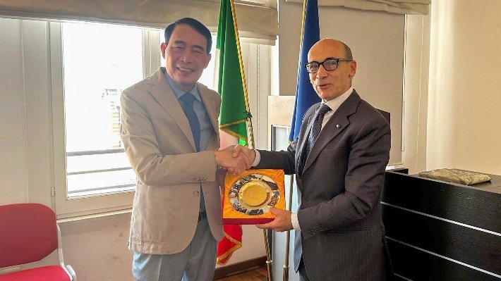 Thứ trưởng Lê Quốc Hùng trao quà lưu niệm tặng Chủ tịch ANAC Giuseppe Busia.