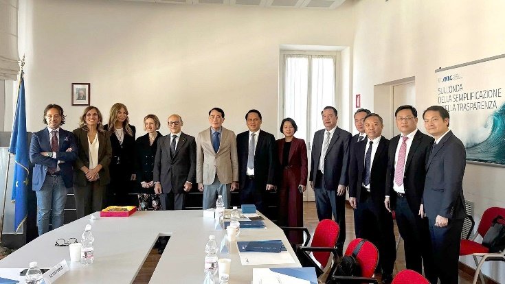 Thứ trưởng Lê Quốc Hùng cùng Chủ tịch ANAC Giuseppe Busia và các đại biểu.