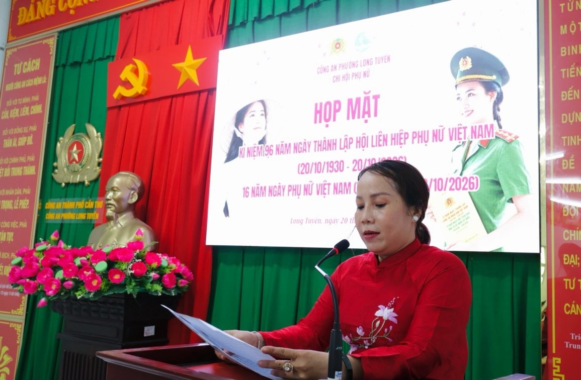 Đồng chí Đại úy Phan Thị Ngọc Huệ, Chi hội phó Chi hội phụ nữ Công an phường Long Tuyền ôn lại truyền thống vẻ vang của Hội Liên hiệp phụ nữ Việt Nam và ý nghĩa của Ngày Phụ nữ Việt Nam 20/10.