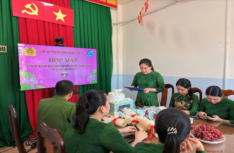 Đồng chí Trung tá Nguyễn Thị Kiều, Chi hội trưởng Chi hội phụ nữ Công an xã phát biểu ôn lại truyền thống vẻ vang tại buổi họp mặt.