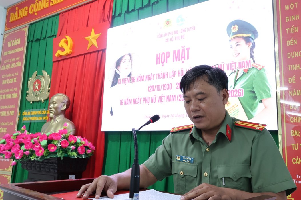 Đồng chí Trung tá Vũ Hồng Hà, Ủy viên Ban Chấp hành Đảng ủy Công an phường phát biểu tại buổi họp mặt.