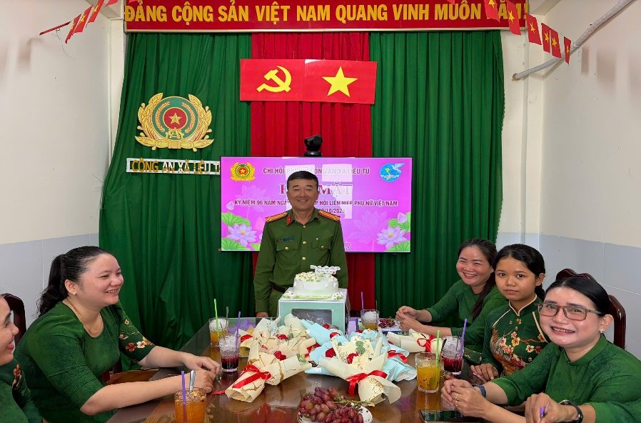 Đồng chí Trung tá Lưu Chí Toại, Phó Trưởng Công an xã Liêu Tú phát biểu tại buổi họp mặt.