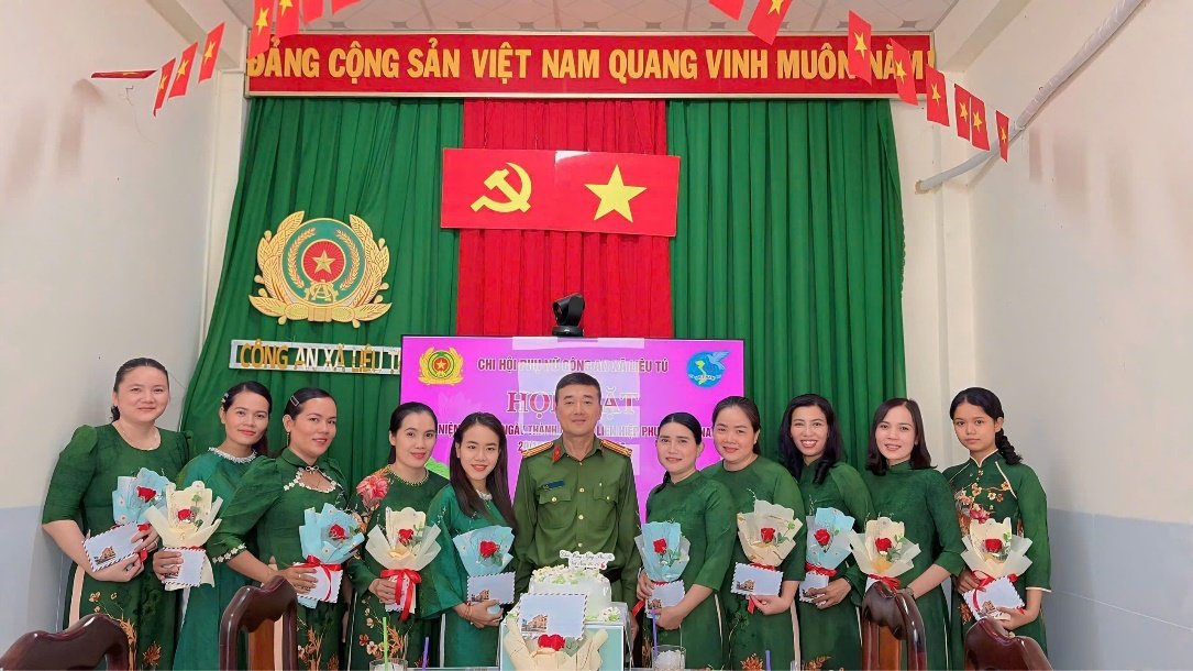 Đồng chí Trung tá Lưu Chí Toại, Phó Trưởng Công an xã chụp ảnh lưu niệm cùng nữ cán bộ, chiến sĩ Công an xã và thành viên lực lượng tham gia bảo vệ an ninh, trật tự ở cơ sở.