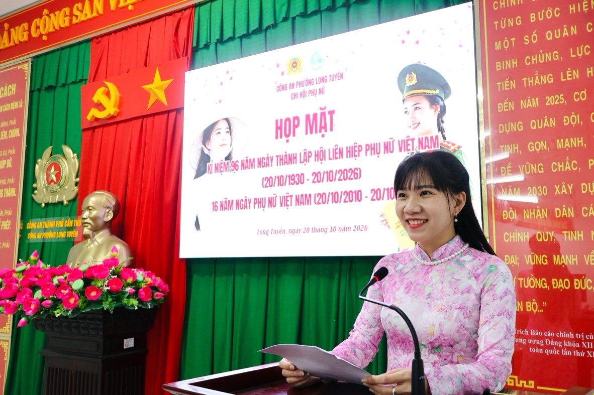 Đồng chí Thiếu tá Thái Hồ Diệu Quyên, Chi hội trưởng Chi hội phụ nữ Công an phường phát biểu tại buổi họp mặt.