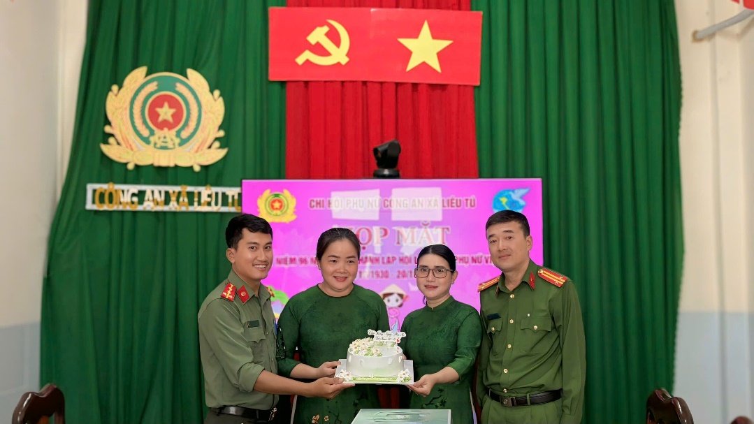Đồng chí Đại úy Triệu Minh Bằng, Bí thư Chi đoàn thay mặt Chi đoàn tặng bánh kem cho Chi Hội phụ nữ Công an xã mừng ngày 20/10.
