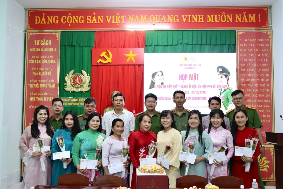 Các đại biểu chụp ảnh lưu niệm tại buổi họp mặt.