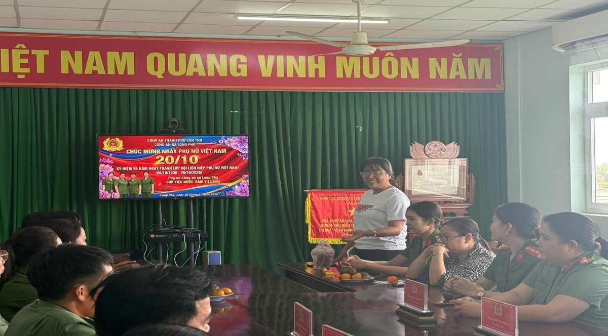 Đồng chí Trung tá Cao Thị Bé Hai, Chi hội trưởng Chi hội Phụ nữ Công an xã Liêu Tú phát biểu tại buổi gặp mặt.