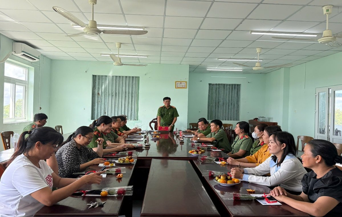 Đồng chí Trung tá Lương Bá Vũ, Bí thư Đảng ủy, Trưởng Công an xã Long Phú phát biểu tại buổi gặp mặt.