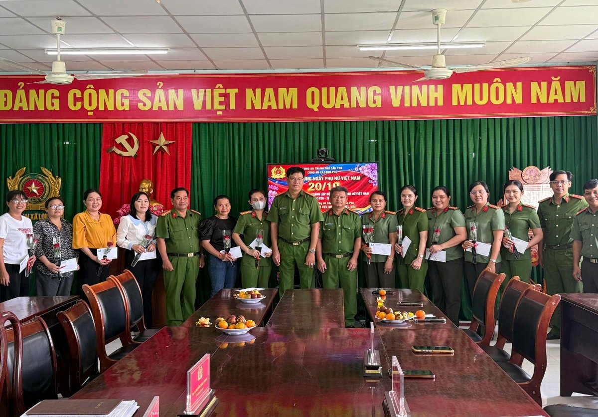Đảng ủy, Chỉ huy Công an xã tặng hoa và quà cho nữ cán bộ, lực lượng tham gia bảo vệ an ninh, trật tự ở cơ sở và hợp đồng lao động tại buổi gặp mặt.