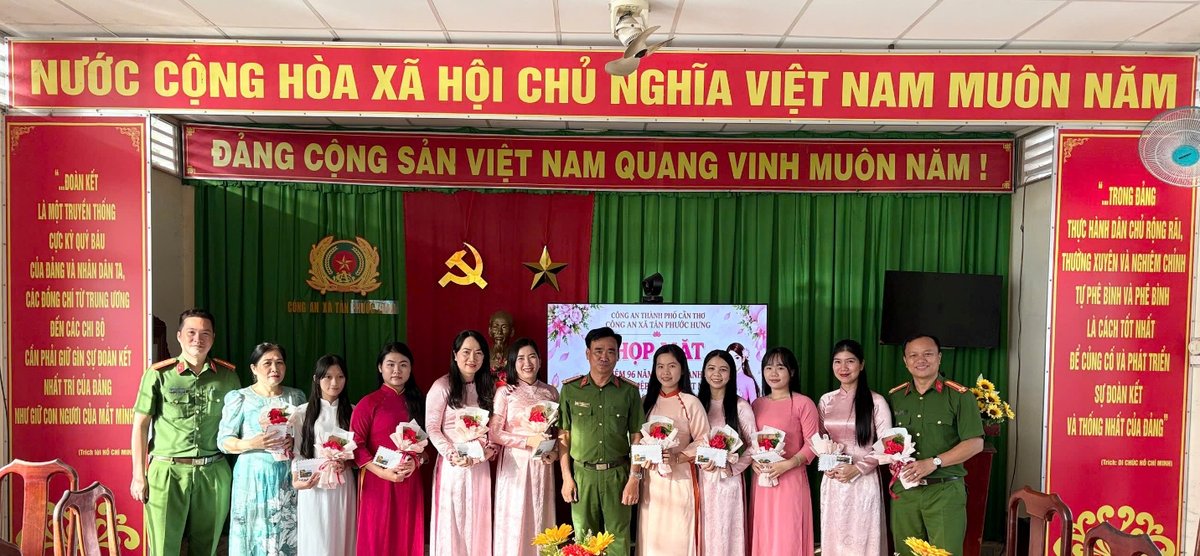 Ban Chỉ huy Công an xã tặng hoa và quà cho các đồng chí nữ tại đơn vị.