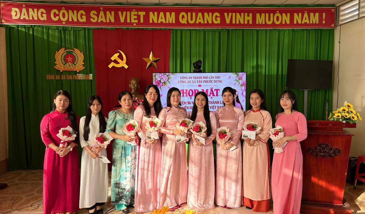 Nữ cán bộ Công an xã, nữ lực lượng tham gia bảo vệ an ninh ở cơ sở và hợp đồng lao động tại đơn vị chụp ảnh lưu niệm tại buổi họp mặt.