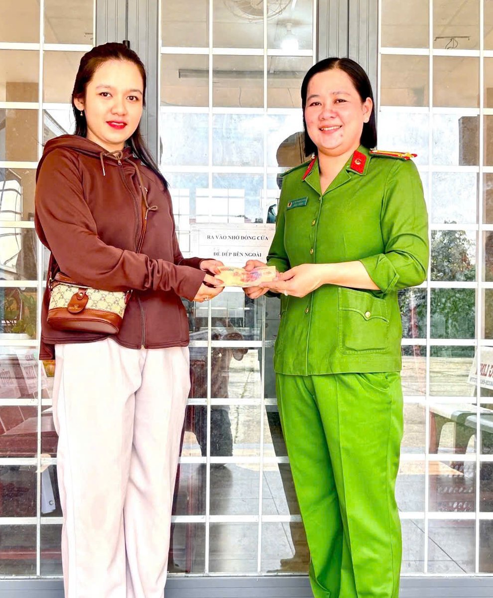 Chị Nguyễn Ngọc Mỹ nhận lại số tiền do chuyển nhầm.