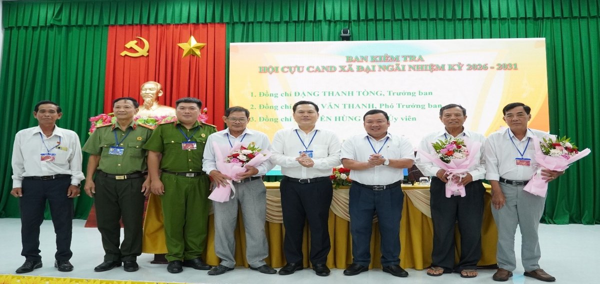 Đồng chí Đại tá Phan Hữu Thúy, Phó Chủ tịch Hội Cựu CAND thành phố; đồng chí Nguyễn Công Bằng, Phó Bí thư thường trực Đảng ủy, Chủ nhiệm Ủy ban kiểm tra Đảng ủy xã và đồng chí Nguyễn Minh Liêm, Phó Bí thư Đảng ủy, Chủ tịch Ủy ban nhân dân xã Đại Ngãi trao quyết định cho Ban Chấp hành Hội.