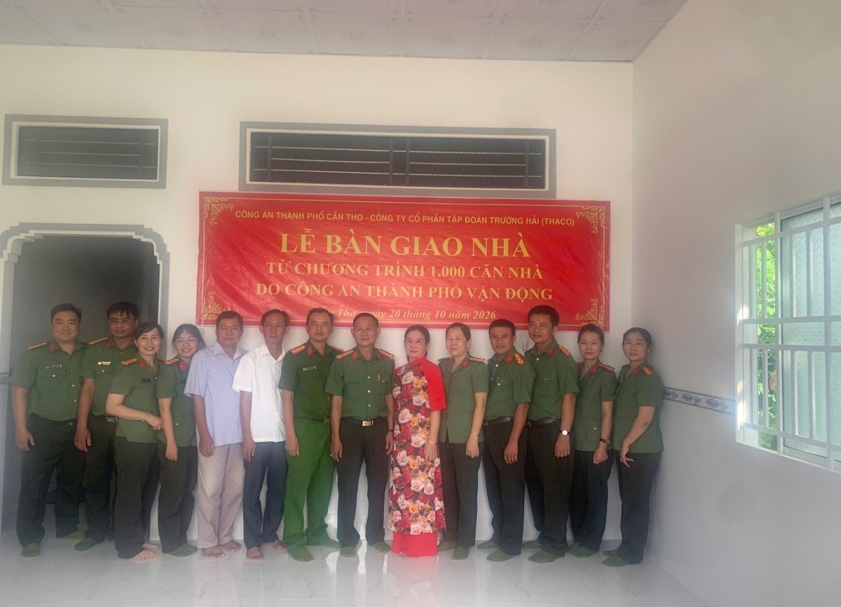 Phòng An ninh đối ngoại, Công an thành phố tổ chức Lễ bàn giao nhà cho gia đình chị Đỗ Thị Nâu.