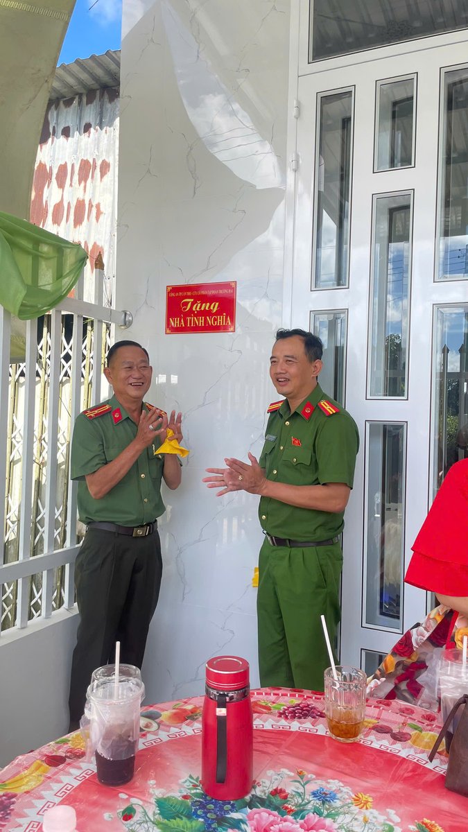 Đồng chí Thượng tá Nguyễn Thanh Dũng, Phó Trưởng phòng An ninh đối ngoại, Công an thành phố và đồng chí Thiếu tá Nguyễn Văn Phương, Phó Trưởng Công an xã Tân Hòa tại Lễ bàn giao nhà cho gia đình chị Đỗ Thị Nâu.