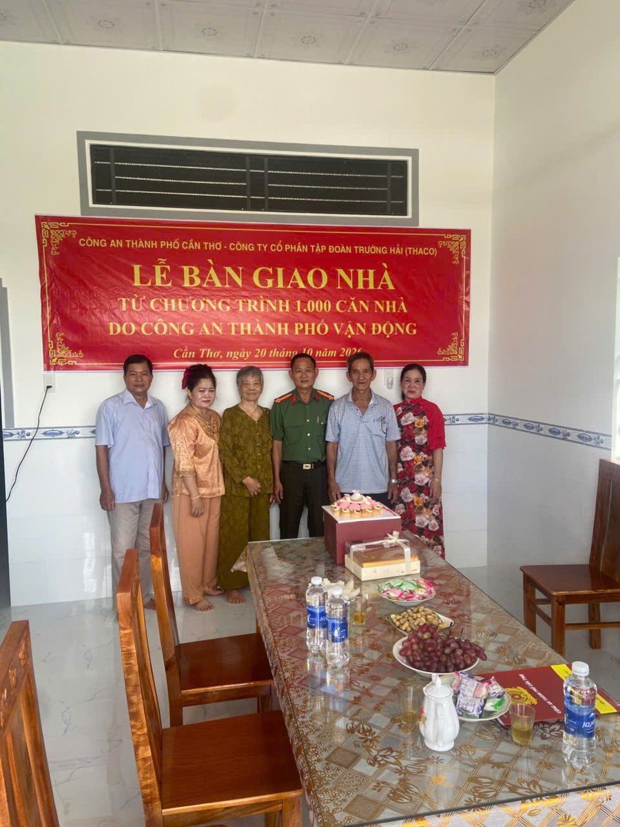 Gia đình chị Đỗ Thị Nâu nhận bàn giao nhà tình nghĩa do Công an thành phố Cần Thơ trao tặng với sự đồng hành tài trợ của Công ty Cổ phần Tập đoàn Trường Hải.