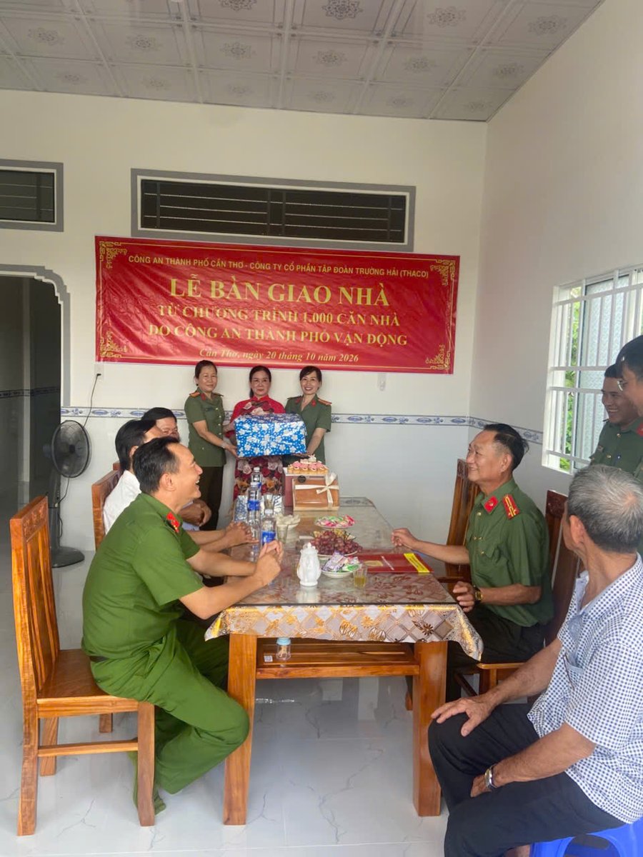 Phòng An ninh đối ngoại, Công an thành phố, Hội Phụ nữ đơn vị và đại diện Công an xã Tân Hòa trao quà đến gia đình chị Đỗ Thị Nâu nhân dịp Lễ bàn giao nhà trong ngày 20/10.