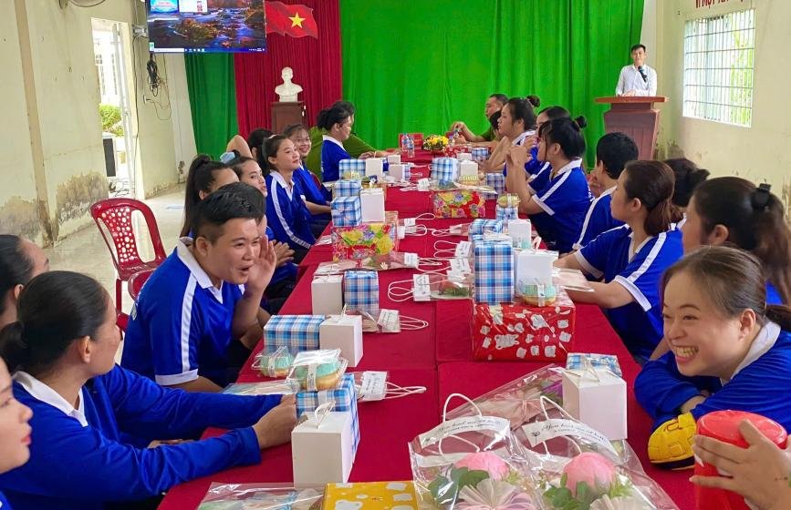 Quang cảnh buổi lễ và chương trình giao lưu, họp mặt ý nghĩa dành cho các học viên nữ nhân Ngày Phụ nữ Việt Nam.