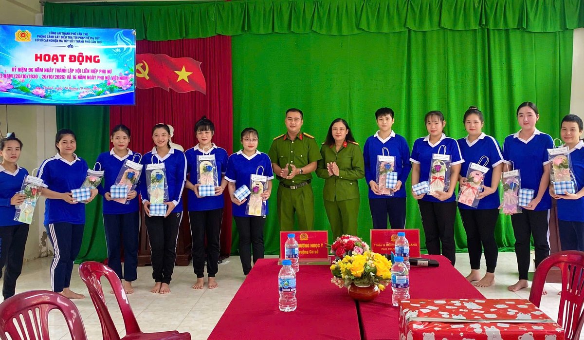 Ban Chỉ huy Cơ sở trao những phần quà ý nghĩa tận tay các học viên nữ.