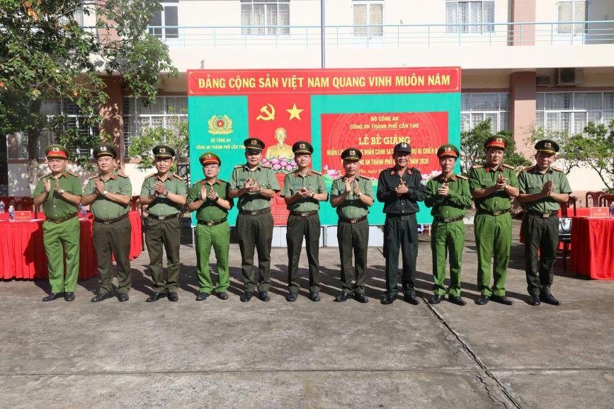 Lãnh đạo, đại biểu dự lễ bế giảng