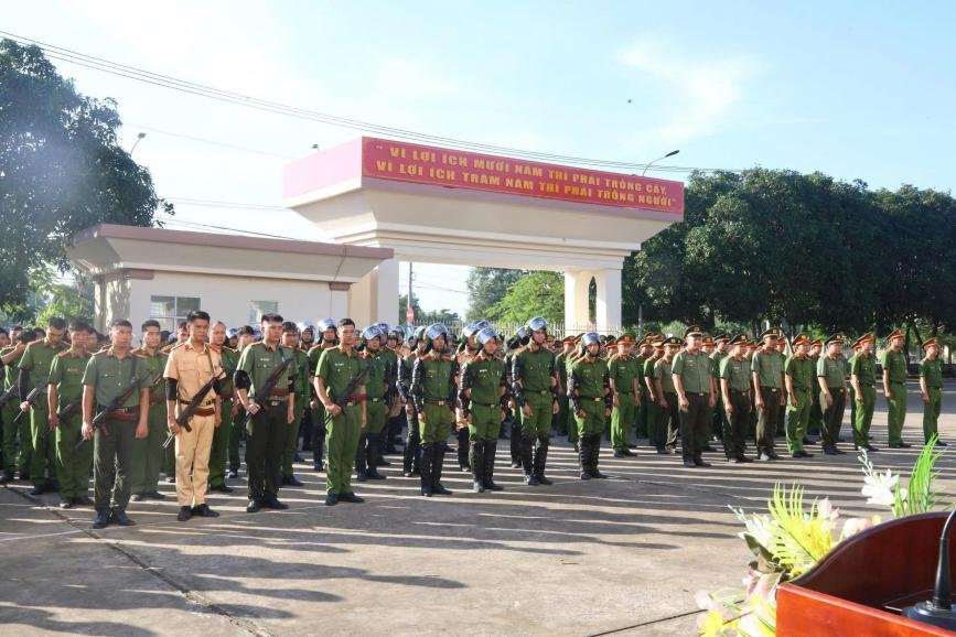 Cán bộ, chiến sĩ tham dự lễ bế giảng