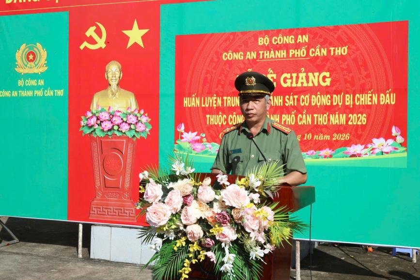 Đại tá Huỳnh Hoài Hận, Phó Giám đốc Công an TP. Cần Thơ phát biểu tại lễ bế giảng