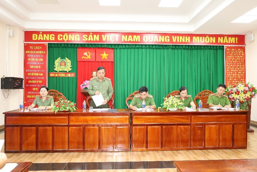 Đoàn triển khai công tác kiểm tra tại Công an phường Long Mỹ