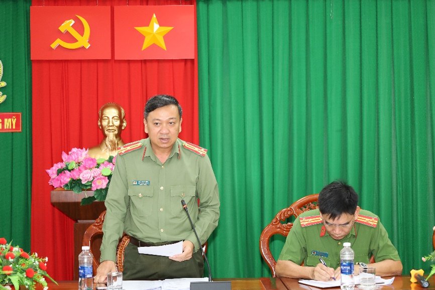 Thượng tá Ngô Tấn Thành - Phó Trưởng phòng Công tác chính trị phát biểu tại buổi kiểm tra Công an phường Long Mỹ