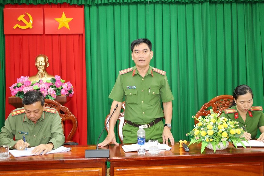Thượng tá Lê Hoàng Khải - Trưởng Công an phường Long Mỹ phát biểu tại buổi kiểm tra