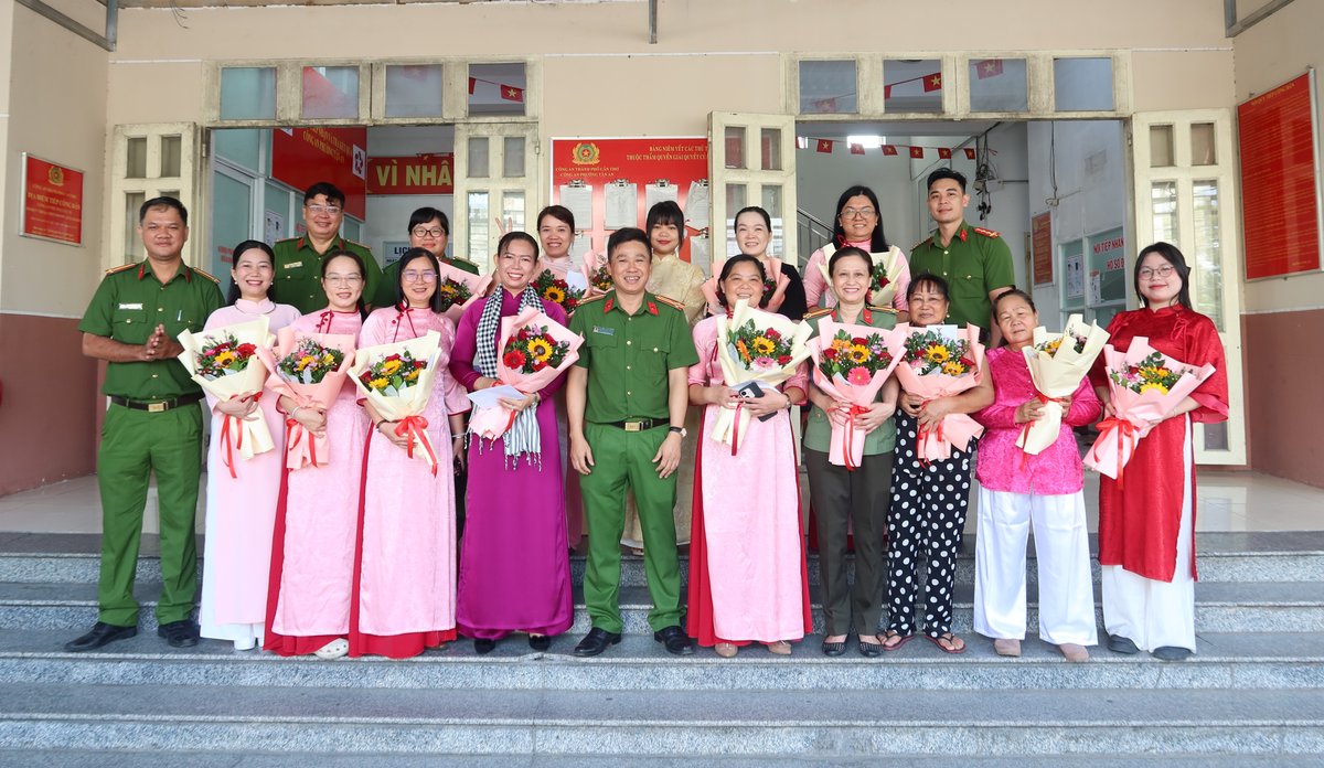 Đảng ủy, Ban Chỉ huy Công an phường tặng hoa cho hội viên Hội phụ nữ Công an phường