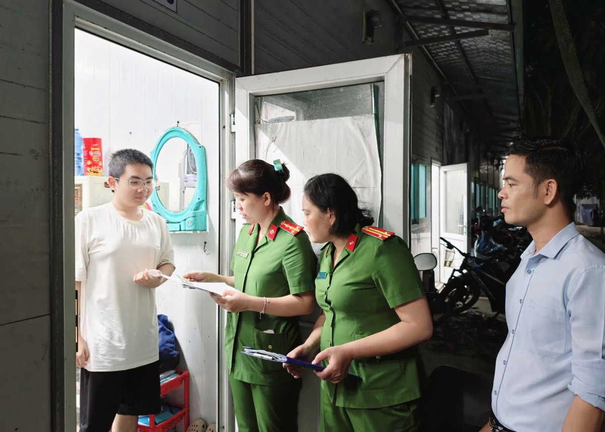 Hội viên Hội phụ nữ Công an phường hướng dẫn sinh viên tích hợp các tiện ích trên VNeID tại Ký túc xá Trường Đại học Y dược Cần Thơ