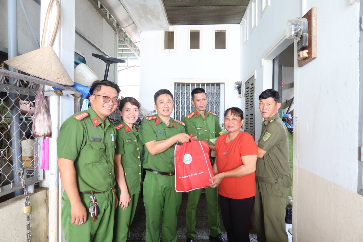 Ban Chỉ huy và cán bộ, chiến sĩ Công an phường thăm, tặng quà hội viên có hoàn cảnh khó khăn