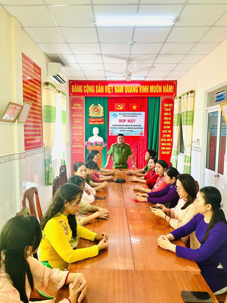 Trung tá Phạm Thanh Bình, Ủy viên Ban thường vụ Đảng ủy, Bí thư Đảng ủy, Trưởng Công an phường phát biểu chúc mừng tại buổi họp mặt