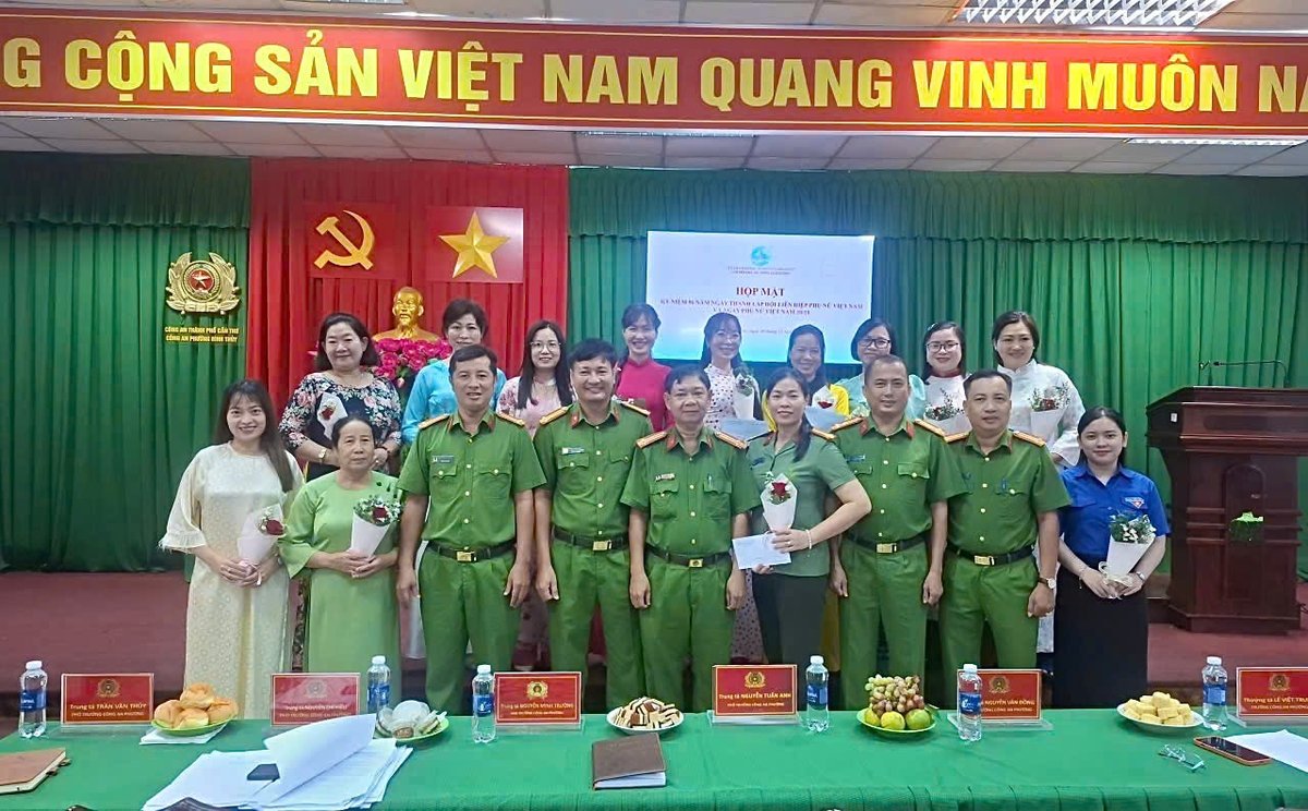 Ban chỉ huy Công an phường Bình Thủy tặng hoa chúc mừng CBCS Công an phường và lực lượng an ninh trật tự cơ sở