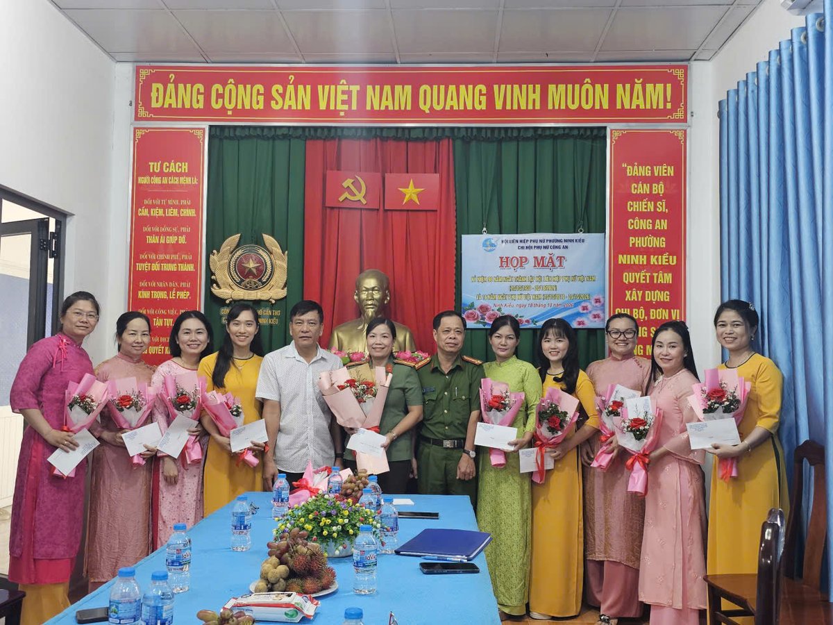 Chi hội Phụ nữ Công an phường Ninh Kiều tổ chức họp mặt kỷ niệm Ngày Phụ nữ Việt Nam 20/10.