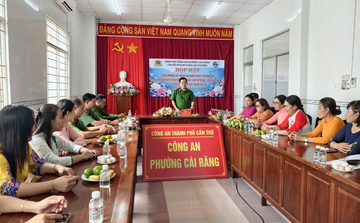 Đồng chí Thượng tá Dương Nhật Thành, Bí thư Đảng ủy - Trưởng Công an phường phát biểu chúc mừng tại buổi họp mặt