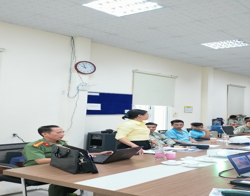 Bà Trần Thị Thanh Vân, Trưởng phòng nhân sự; ông Trần Công thoại, Chủ tịch Công đoàn Công ty Trách nhiệm hữu hạn Một thành viên Hamaco Hậu Giang và đồng chí Trung tá Phạm Minh Tổng, đại diện Đồn Công an Khu Công nghiệp Tân Phú Thạnh tuyên truyền kiến thức pháp luật lao động và phòng chống lừa đảo trực tuyến.