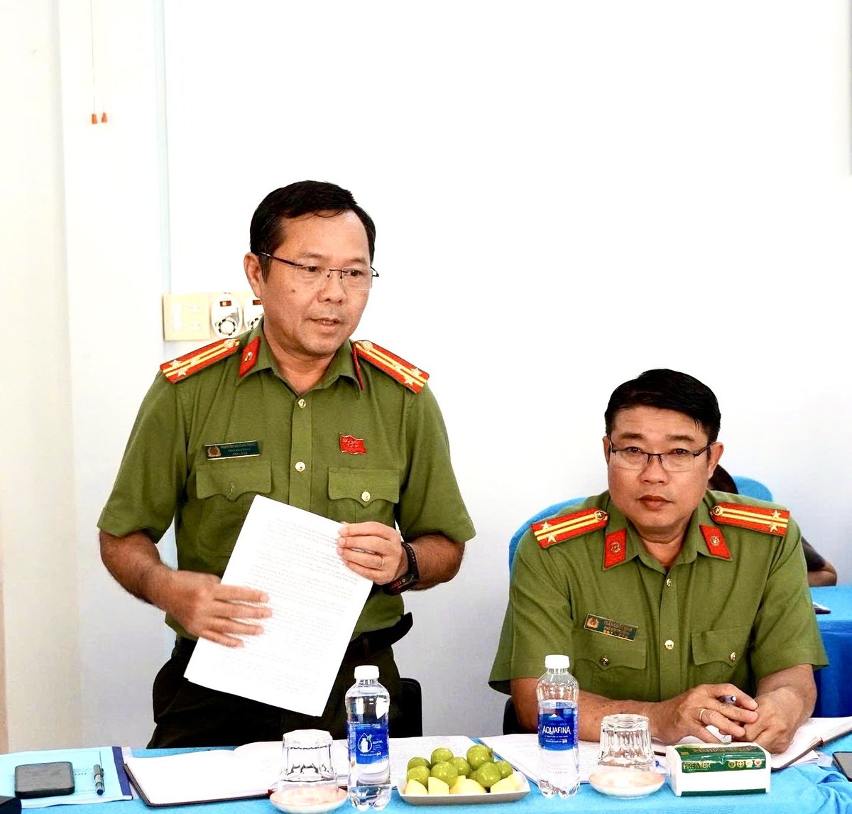 Đồng chí Thượng tá Nguyễn Hoàng Phúc, Phó Trưởng phòng An ninh chính trị nội bộ, Công an thành phố phát biểu ý kiến.