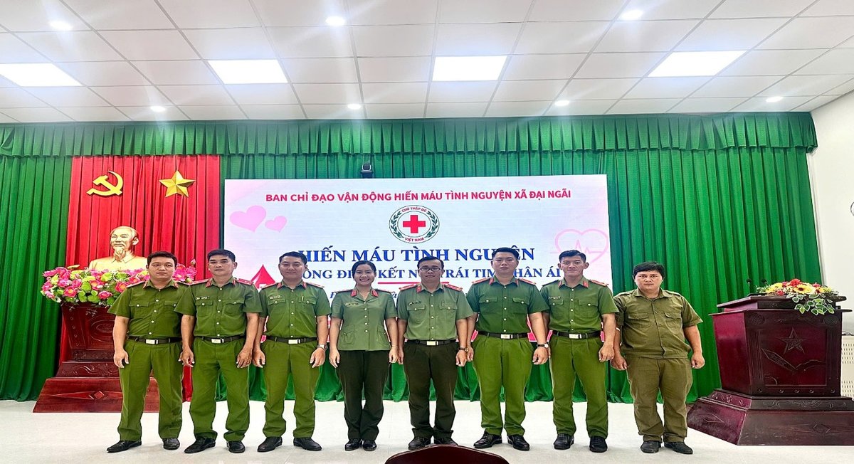 Lực lượng Công an xã tham gia hiến máu.