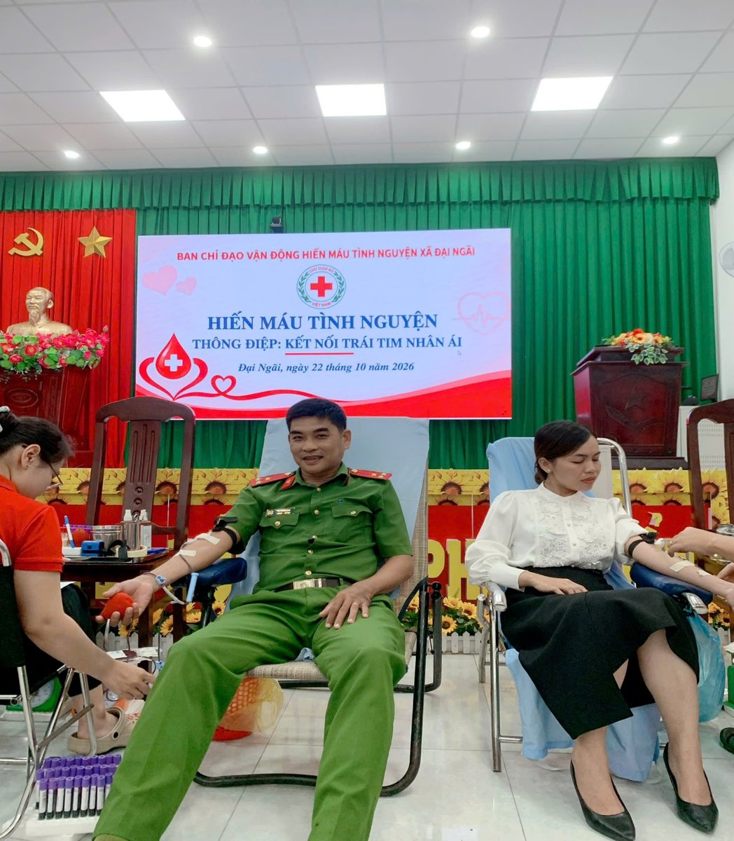 Lực lượng Công an xã tham gia hiến máu.