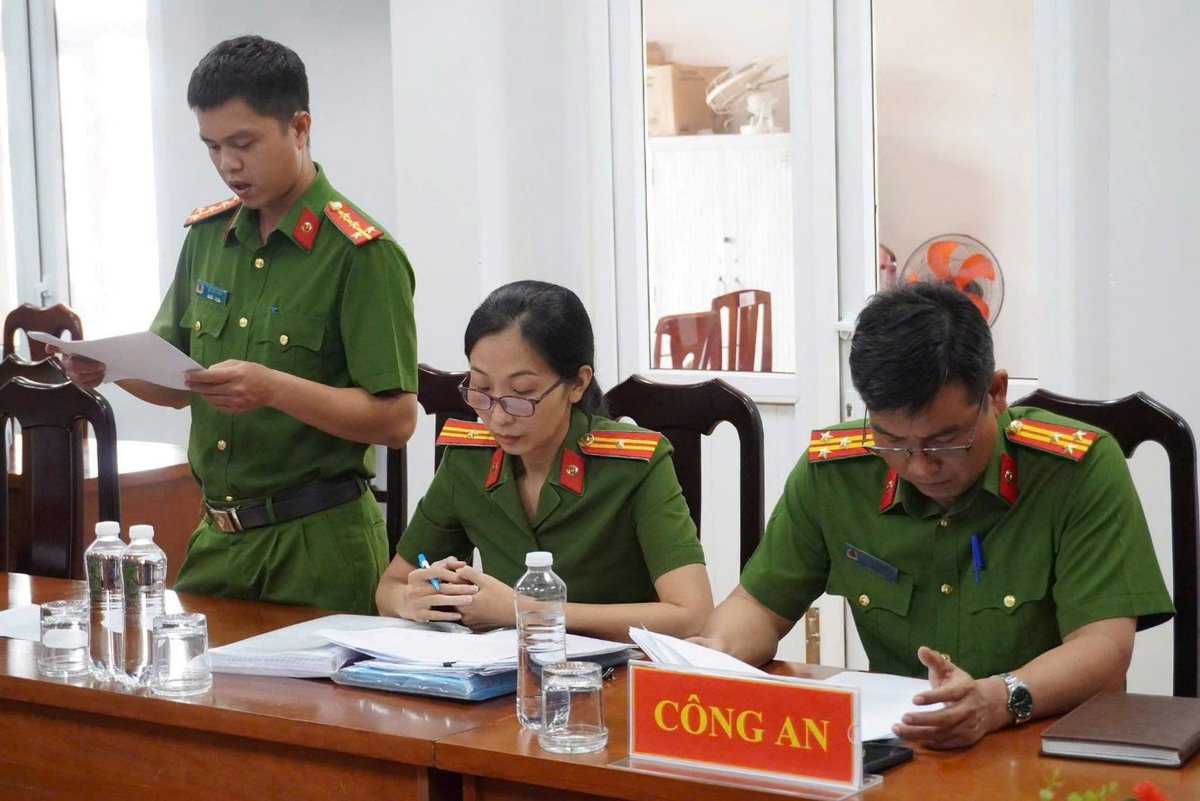 Đồng chí Đại úy Lê Tấn Phát, đại diện Công an xã Đại Ngãi thông qua báo cáo tình hình tuyển chọn và danh sách đăng ký tham gia dự tuyển.